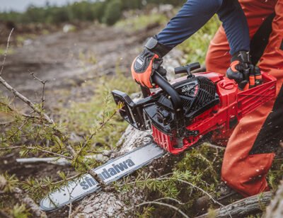 chainsaw-451s-limbing__block_text_image Shindaiwa Chainsaw 451s